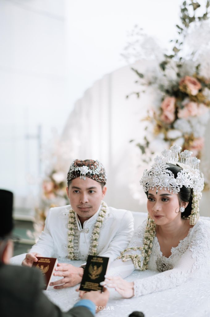 Ratih & Fizry Wedding Decoration at Trans 18th Floor by Laviena Wedding Gallery - 016