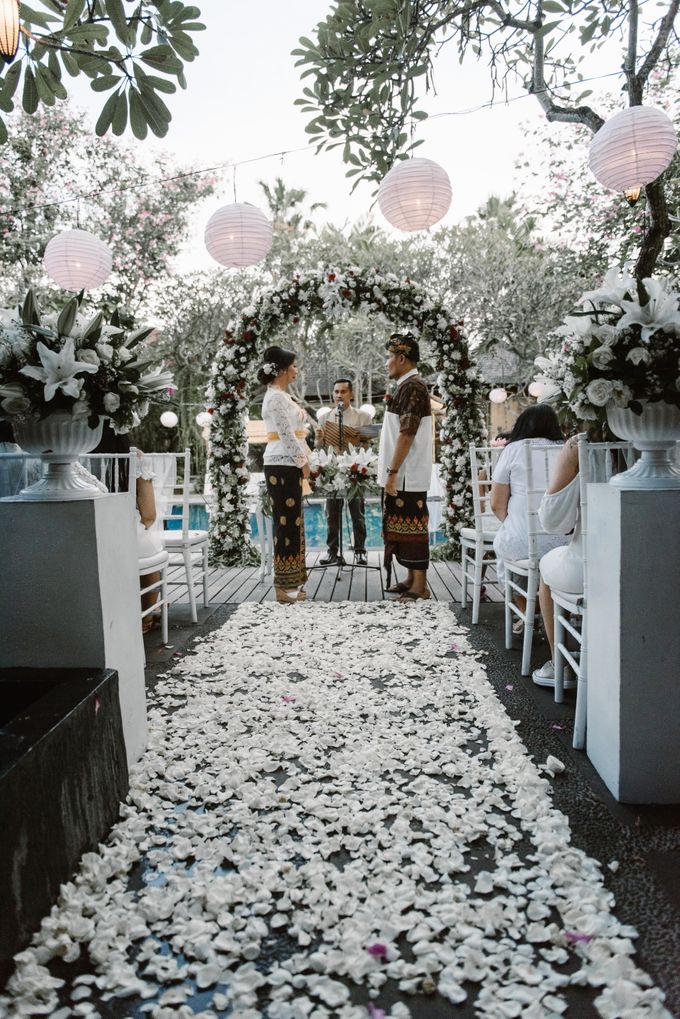 Beautiful Wedding at Kamuela Sanur Poolside by ARTGLORY BALI - 003 Beautiful Wedding at Kamuela Sanur Poolside by ARTGLORY BALI - 003