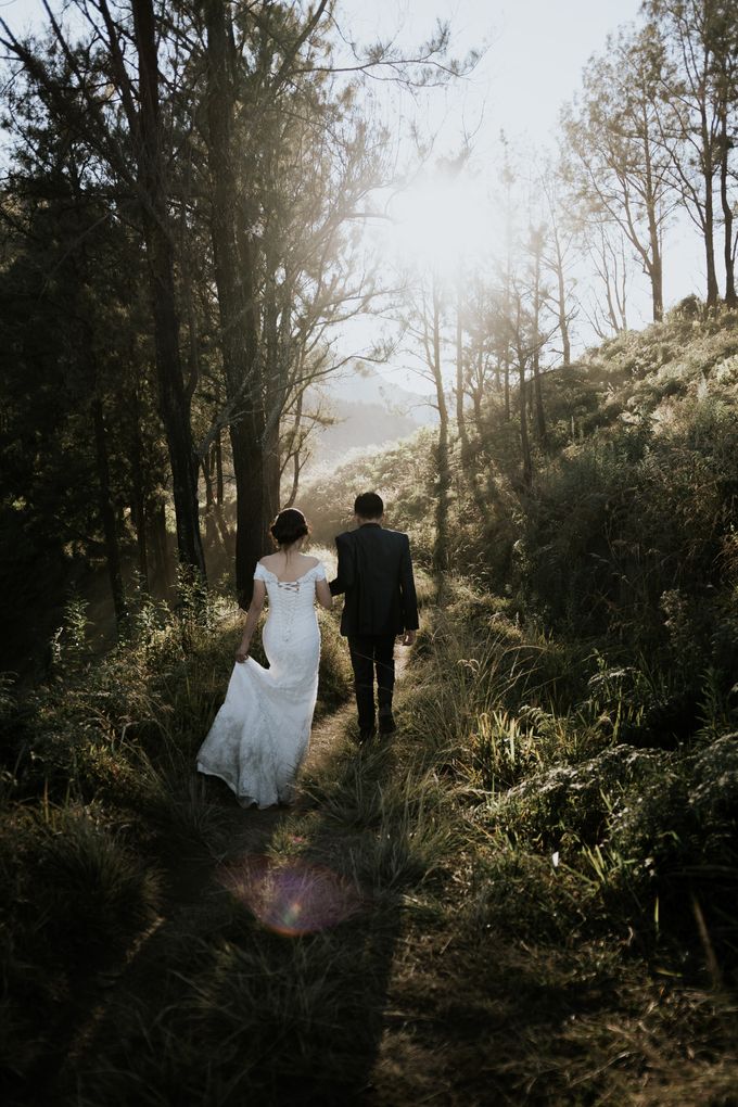 Bromo Prewedding Yudhi & Jillie by AHENjunius Photography - 019 Bromo Prewedding Yudhi & Jillie by AHENjunius Photography - 019