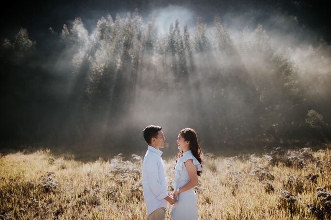 Bromo Prewedding Yudhi & Jillie by AHENjunius Photography - 028 Bromo Prewedding Yudhi & Jillie by AHENjunius Photography - 028