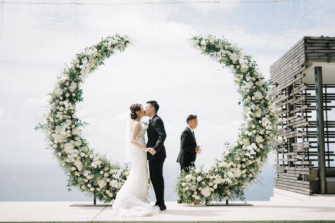 Intimate Natural Greenery Wedding at Alila Uluwatu Villa by Silverdust Decoration - 045 Intimate Natural Greenery Wedding at Alila Uluwatu Villa by Silverdust Decoration - 045
