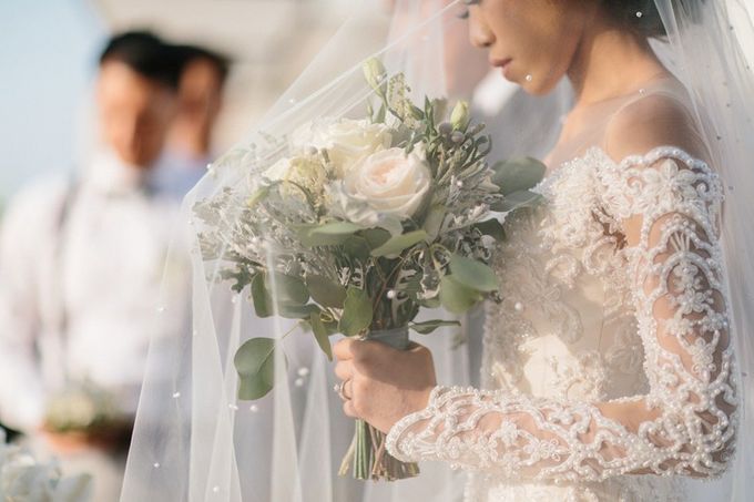 White Elegant Wedding Cliff by Bali Izatta Wedding Planner & Wedding Florist Decorator - 004 White Elegant Wedding Cliff by Bali Izatta Wedding Planner & Wedding Florist Decorator - 004