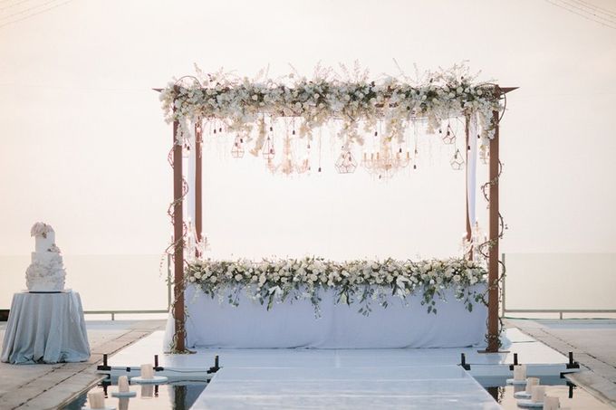 White Elegant Wedding Cliff by Bali Izatta Wedding Planner & Wedding Florist Decorator - 012 White Elegant Wedding Cliff by Bali Izatta Wedding Planner & Wedding Florist Decorator - 012