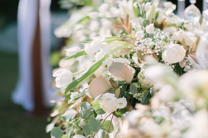 White & Gold Dinner Decoration at Asmara Gazebo by Bali Izatta Wedding Planner & Wedding Florist Decorator - 005 White & Gold Dinner Decoration at Asmara Gazebo by Bali Izatta Wedding Planner & Wedding Florist Decorator - 005