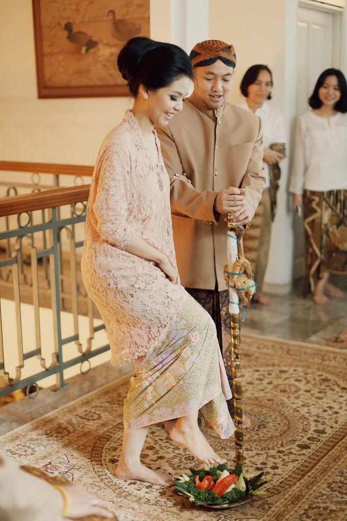 The Traditional Signature Wedding of Karla & Andhika by ThePhotoCap.Inc - 030 The Traditional Signature Wedding of Karla & Andhika by ThePhotoCap.Inc - 030