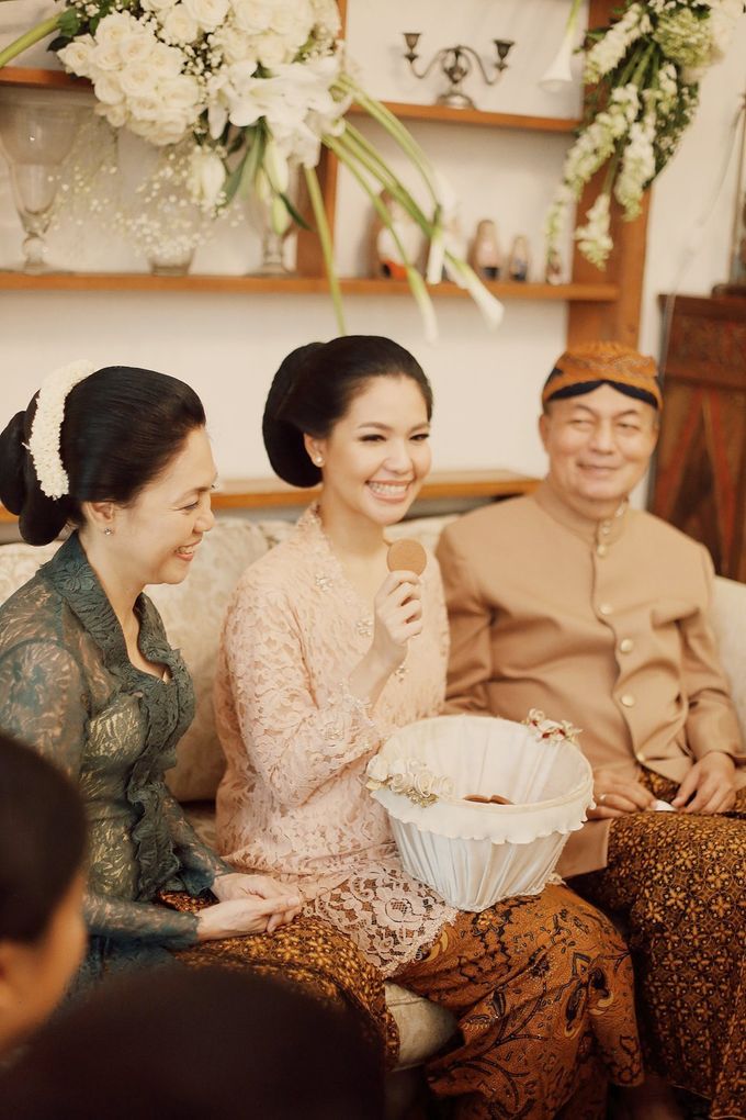 The Traditional Signature Wedding of Karla & Andhika by ThePhotoCap.Inc - 033 The Traditional Signature Wedding of Karla & Andhika by ThePhotoCap.Inc - 033