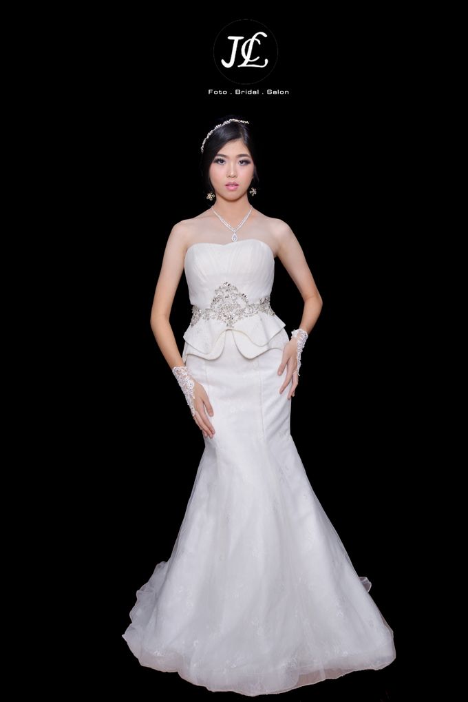 GOWN WEDDING V by JCL FOTO BRIDAL SALON - 001 GOWN WEDDING V by JCL FOTO BRIDAL SALON - 001