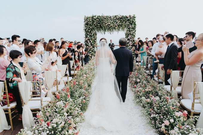 Glamorous Wedding at the Cliff of Uluwatu by Terralogical - 002