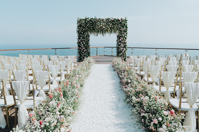 Glamorous Wedding at the Cliff of Uluwatu by Terralogical - 043