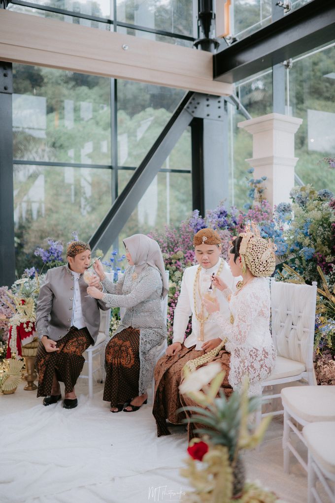 Ayuri & Dheas Wedding Decoration at Gaia Hotel by Valentine Wedding Decoration - 031 Ayuri & Dheas Wedding Decoration at Gaia Hotel by Valentine Wedding Decoration - 031
