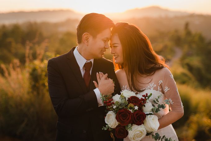 Red dress engagement bali by Maxtu Photography - 005