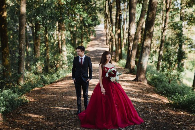 Red dress engagement bali by Maxtu Photography - 013