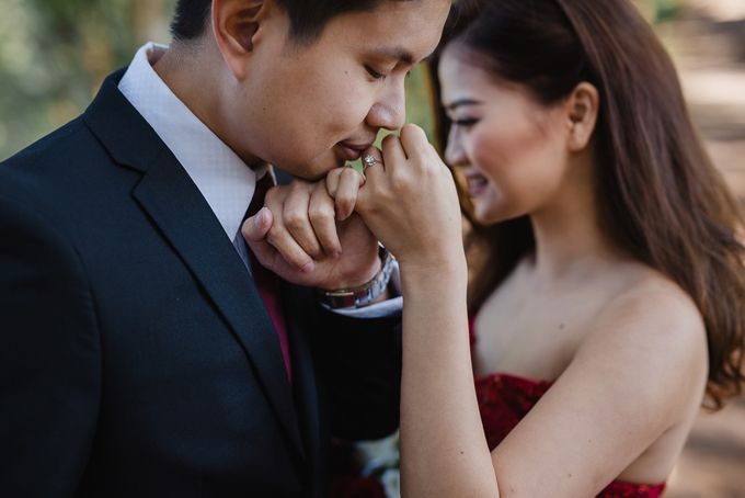 Red dress engagement bali by Maxtu Photography - 014