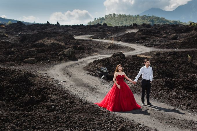 Red dress engagement bali by Maxtu Photography - 018