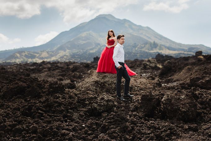 Red dress engagement bali by Maxtu Photography - 020