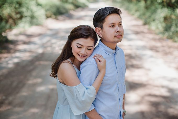 Red dress engagement bali by Maxtu Photography - 021