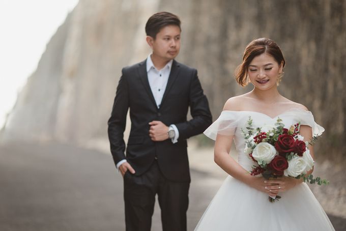 Red dress engagement bali by Maxtu Photography - 037