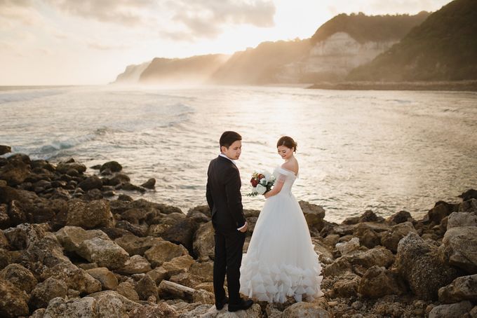 Red dress engagement bali by Maxtu Photography - 042