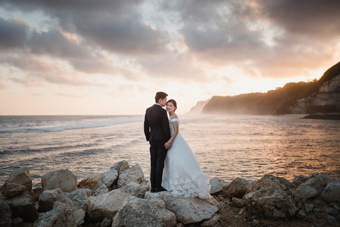 Red dress engagement bali by Maxtu Photography - 046