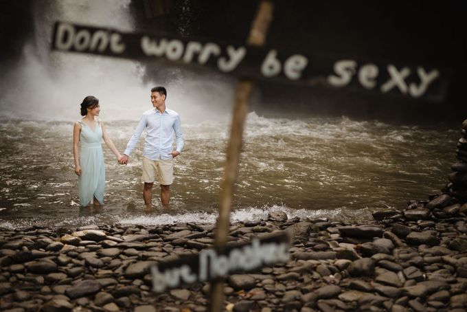 Blangsinga Engagement in Bali by Maxtu Photography - 014