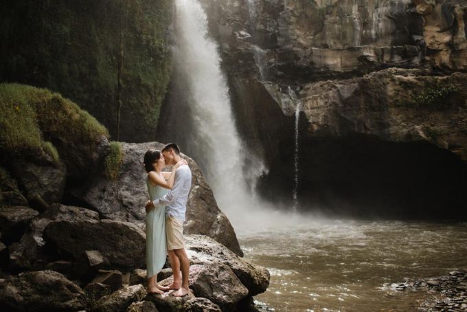 Blangsinga Engagement in Bali by Maxtu Photography - 020