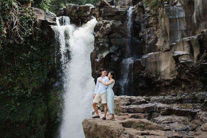 Blangsinga Engagement in Bali by Maxtu Photography - 027