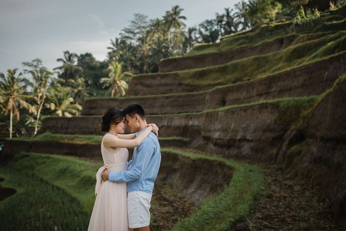 Blangsinga Engagement in Bali by Maxtu Photography - 004