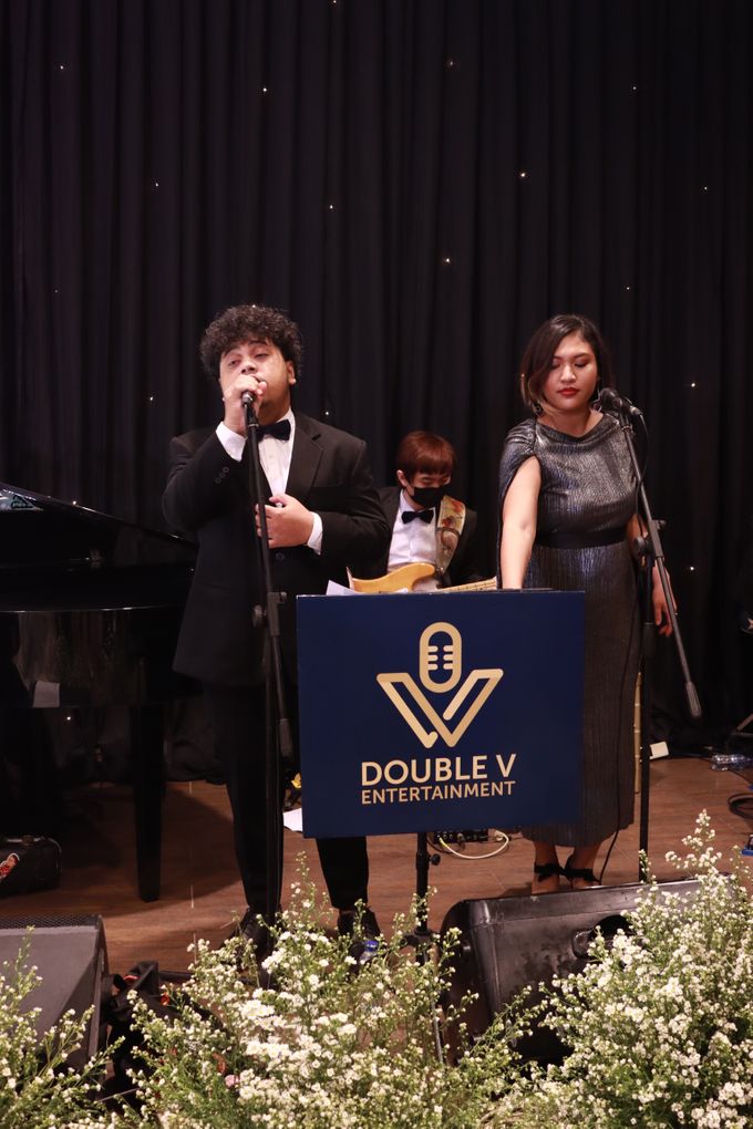 Intimate Jazz Entertainment Wedding at Ritz Carlton Pacific Place Jakarta by Double V by Everglow Pagar Ayu - 004