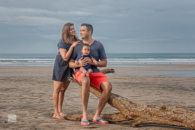 family photoshoot at kuta beach bali by Goez Bali Photography - 002