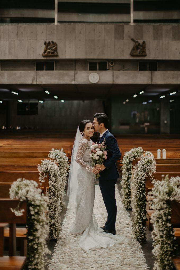 Niken & Gilang Holy Matrimony at Gereja Katolik Santa Perawan Maria Ratu by Warna Project - 033 Niken & Gilang Holy Matrimony at Gereja Katolik Santa Perawan Maria Ratu by Warna Project - 033