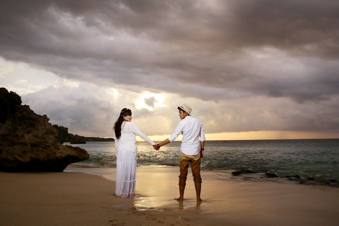 prewedding  in bali with victor malelak photograph by victor malelak photography - 006