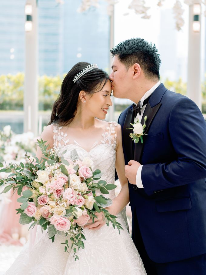 CLASSIC TIMELESS WEDDING AT HYATT PENTHOUSE JAKARTA by Silverdust Decoration - 010