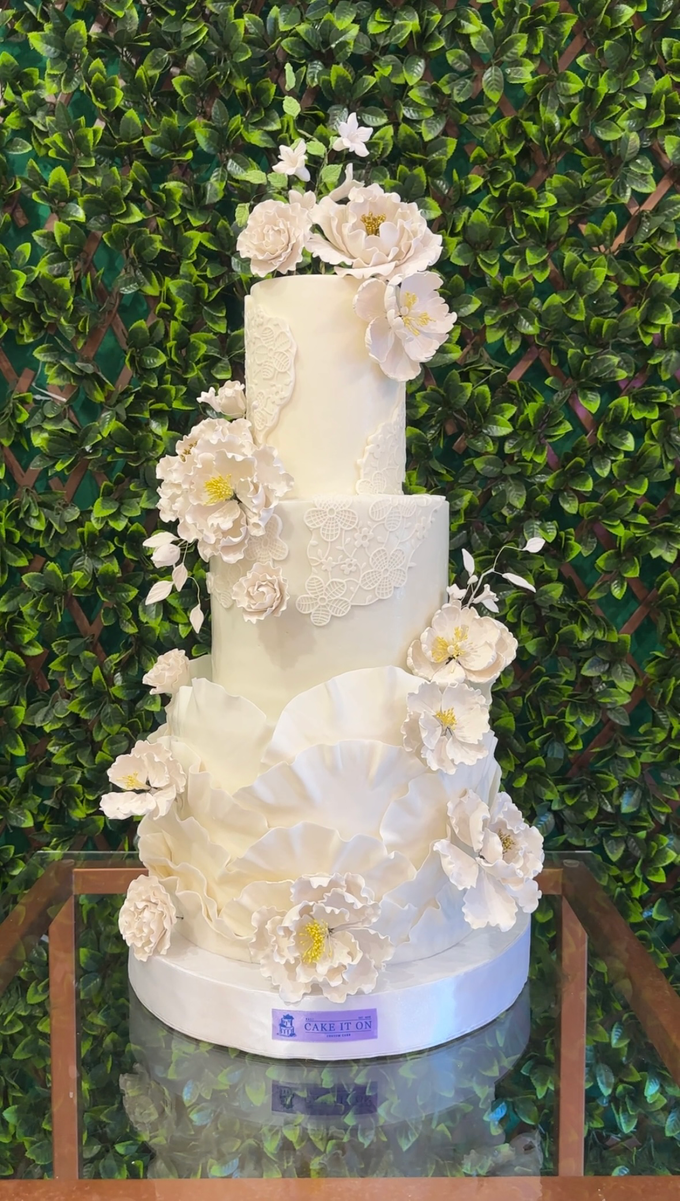 White Wedding Cakes by Cake It On Bali - 001