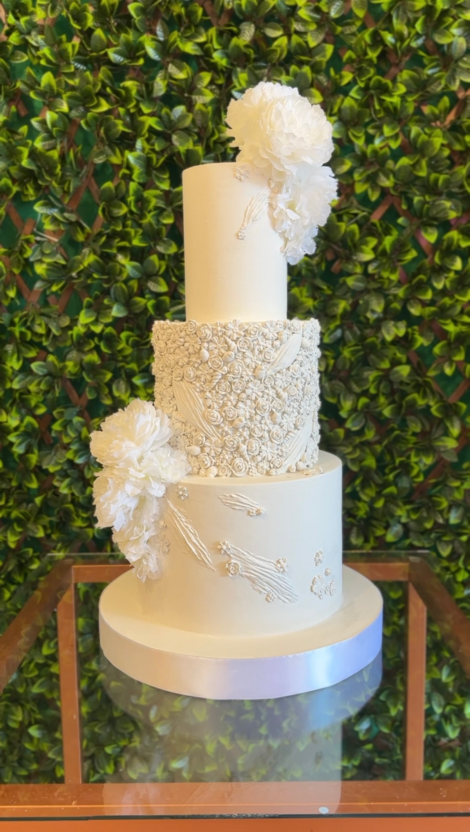 White Wedding Cakes by Cake It On Bali - 003