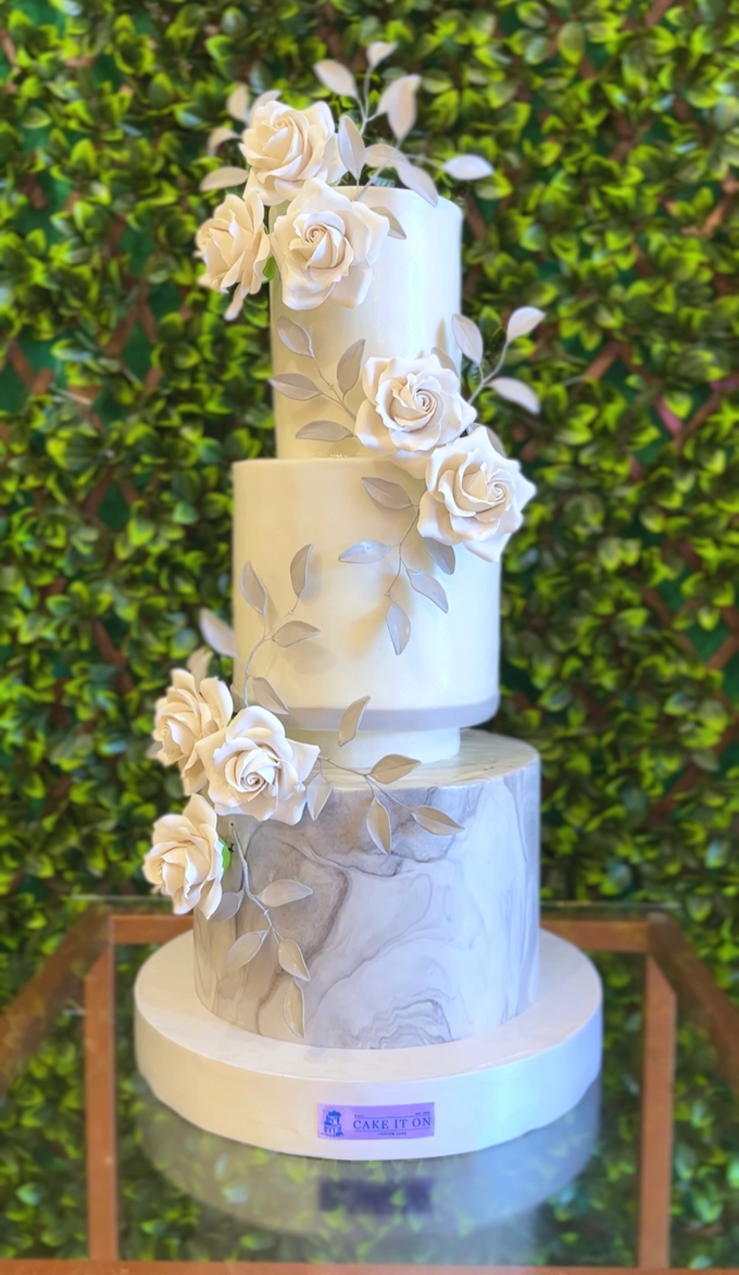 White Wedding Cakes by Cake It On Bali - 005