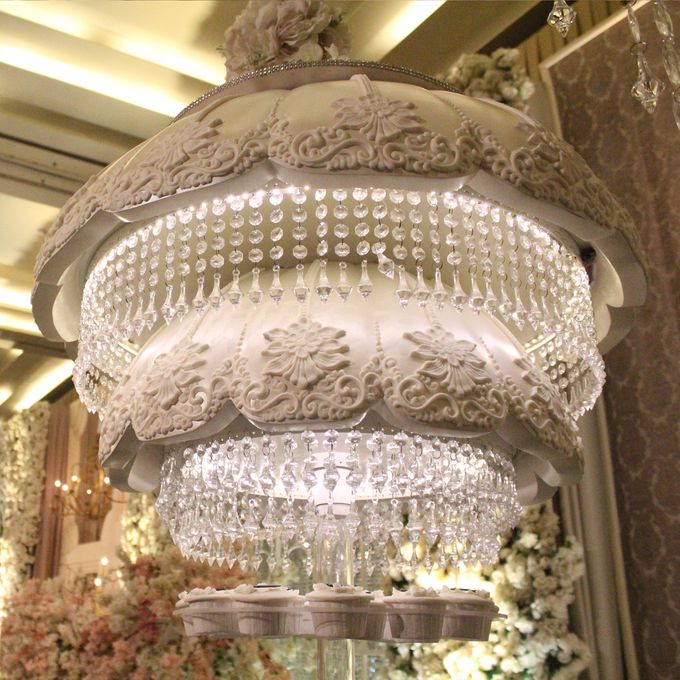 CHANDELIER WEDDING CAKE by RR CAKES - 002