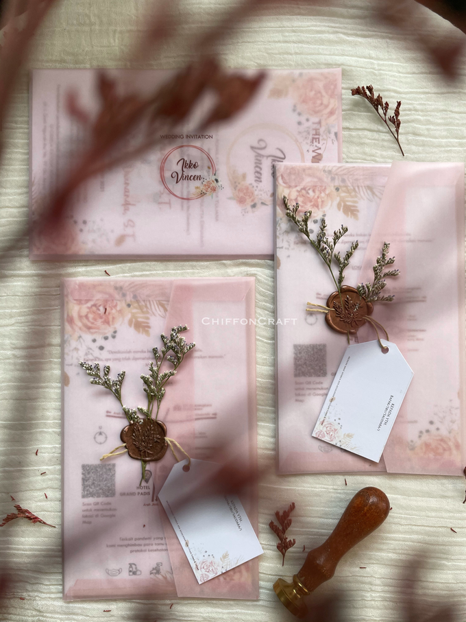 Wedding invitation with vellum envelope by ChiffonCraft