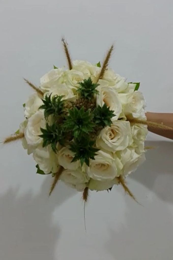 White Collection Bridal Bouquet by Amaryllis Floral Art - 004 White Collection Bridal Bouquet by Amaryllis Floral Art - 004