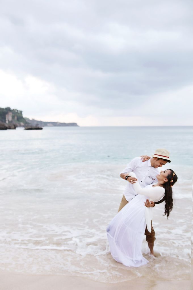 prewedding  in bali with victor malelak photograph by victor malelak photography - 021