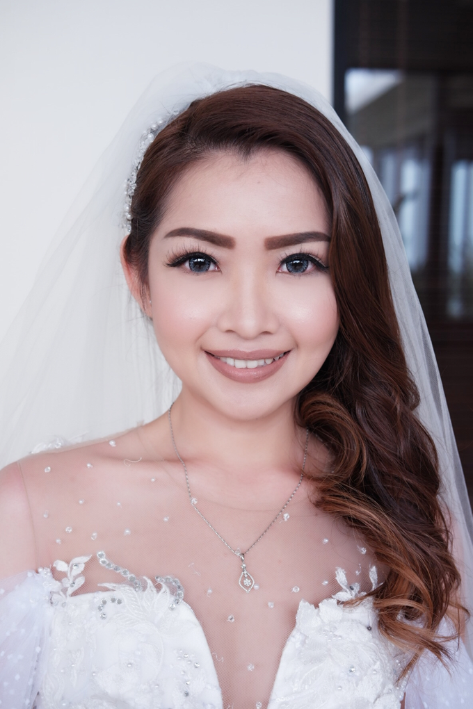 Natural wedding makeup look by Studio 8 Bali Photography - 001