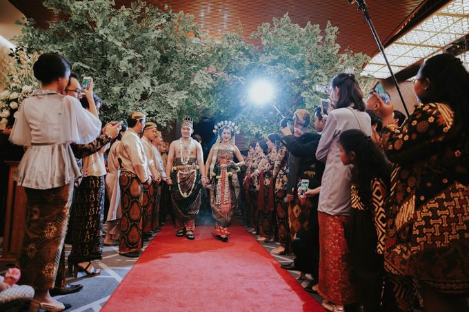 JAVANASE WEDDING OF TIARA & EMIL by Menara Mandiri by IKK Wedding - 011