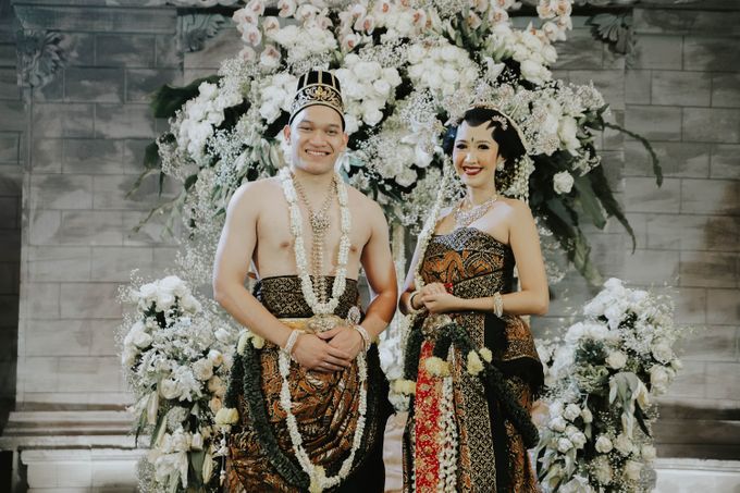 JAVANASE WEDDING OF TIARA & EMIL by Menara Mandiri by IKK Wedding - 001