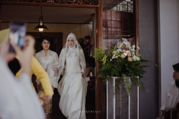 A Harmonious Front Yard Wedding - Nyoman & Ramadhan by IONA Plant House - 007 A Harmonious Front Yard Wedding - Nyoman & Ramadhan by IONA Plant House - 007