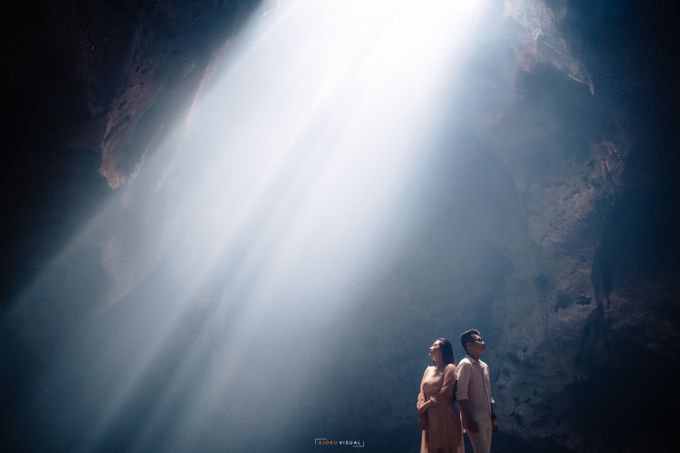 Standing in Light Couple Session of Sindarawan & Genna by KIOKU VISUAL - 020 Standing in Light Couple Session of Sindarawan & Genna by KIOKU VISUAL - 020