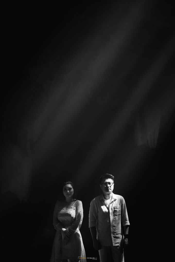Standing in Light Couple Session of Sindarawan & Genna by KIOKU VISUAL - 018 Standing in Light Couple Session of Sindarawan & Genna by KIOKU VISUAL - 018