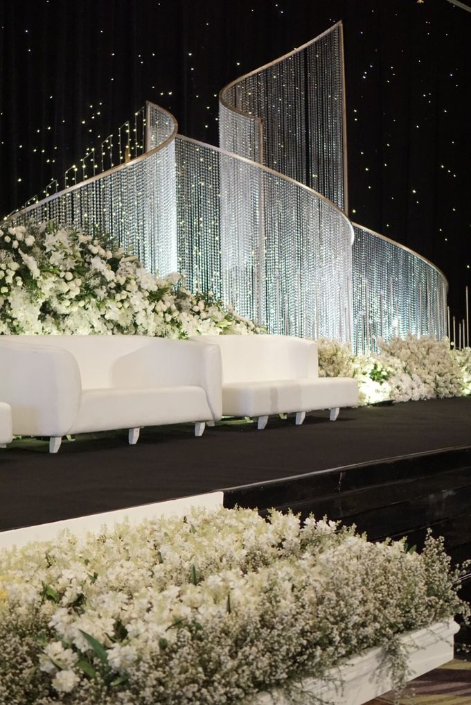 Love Sparkles Under Chandelier by The Westin Jakarta - 003 Love Sparkles Under Chandelier by The Westin Jakarta - 003
