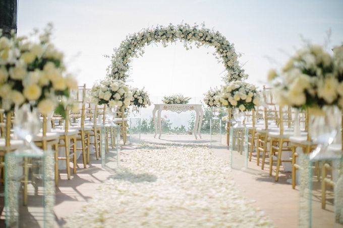 White Elegant Wedding Cliff by Bali Izatta Wedding Planner & Wedding Florist Decorator - 005 White Elegant Wedding Cliff by Bali Izatta Wedding Planner & Wedding Florist Decorator - 005