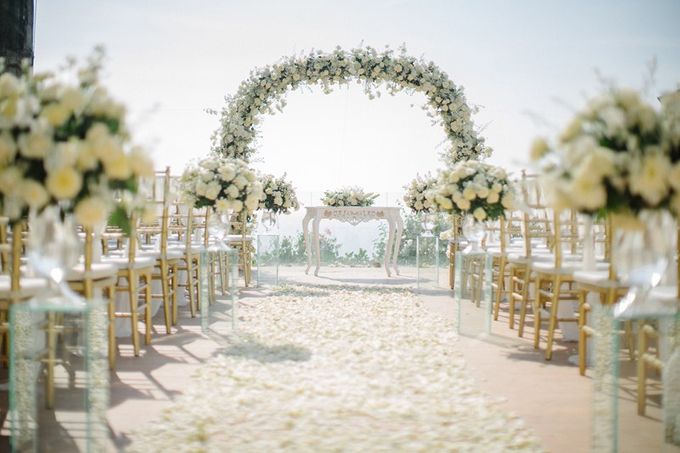 White Elegant Wedding Cliff by Bali Izatta Wedding Planner & Wedding Florist Decorator - 005