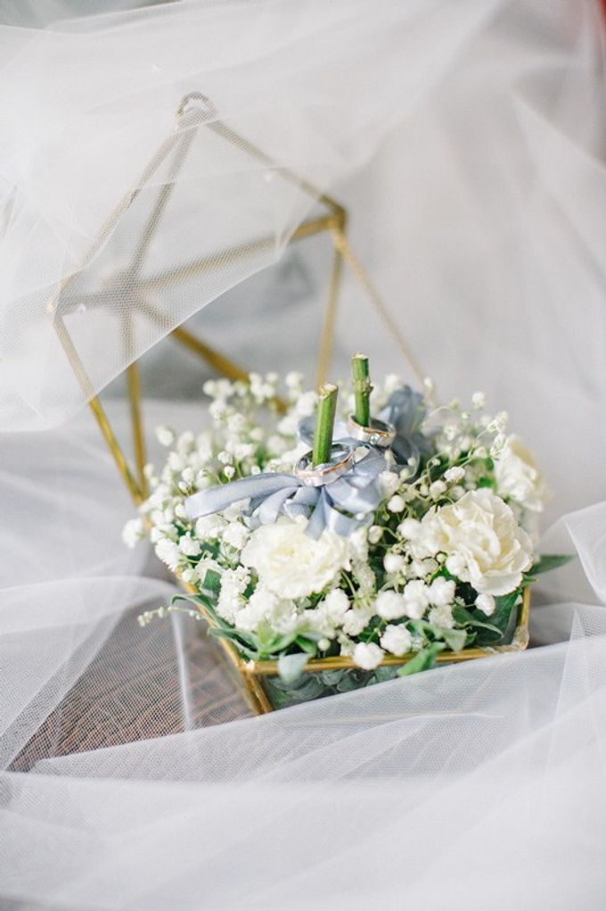 White Elegant Wedding Cliff by Bali Izatta Wedding Planner & Wedding Florist Decorator - 003