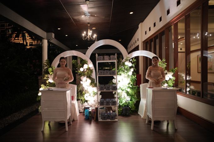 Vincent & Annas Wedding At Shangrila Jakarta by Fiori.Co - 008